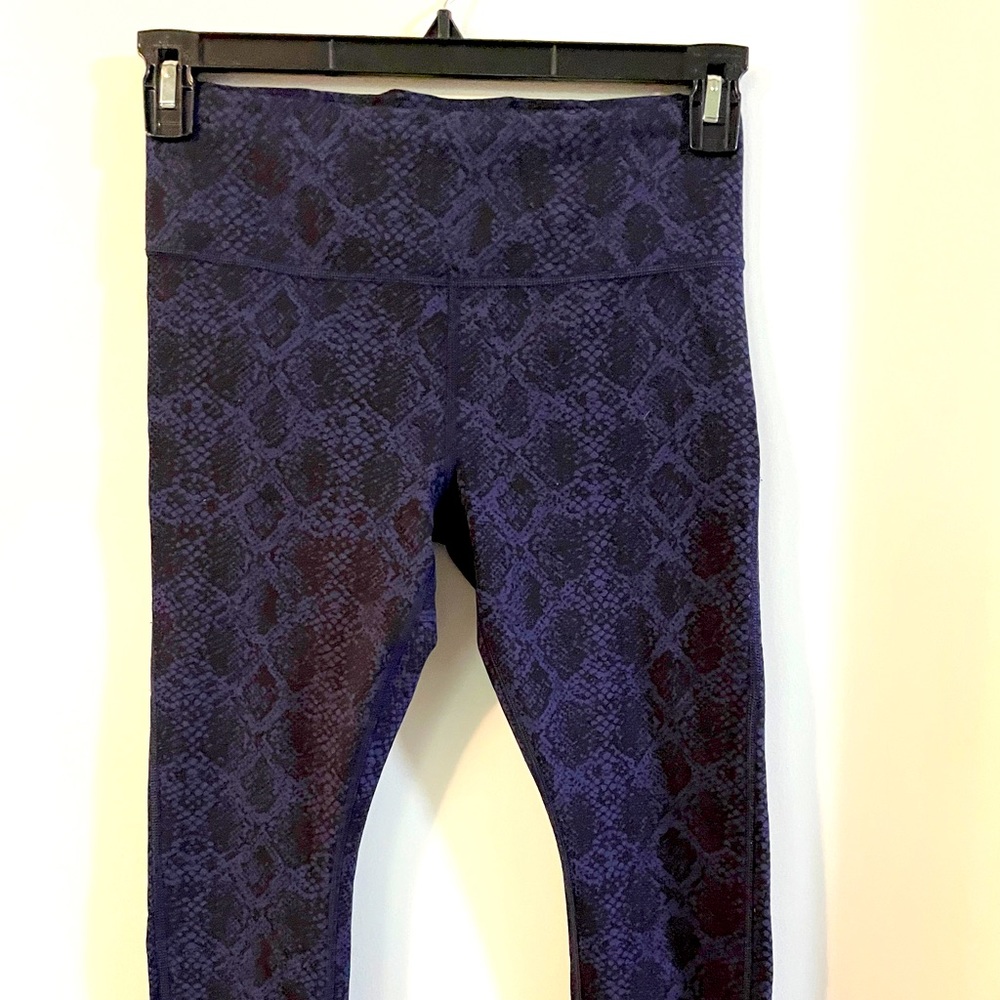 Athleta Ultimate Stash Pocket Navy Blue Snake 7/8 Leggings Size Small Petite